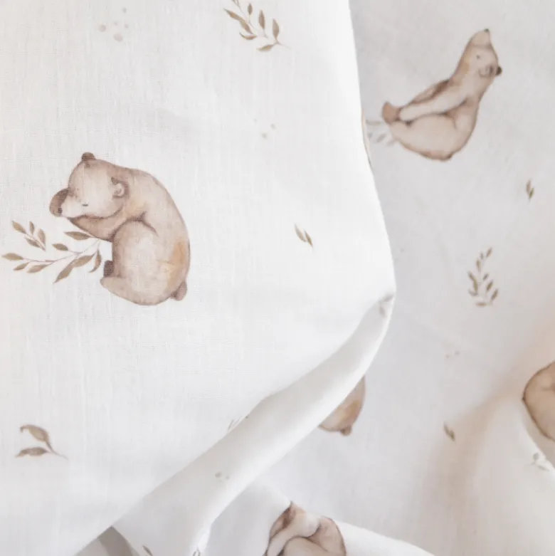 Tissu Double Gaze de Coton – Motif Ours Sauvages – Fond Blanc