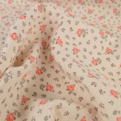 Tissu double gaze de coton Olympe fleurs rose fond latté