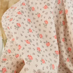Tissu double gaze de coton Olympe fleurs rose fond latté