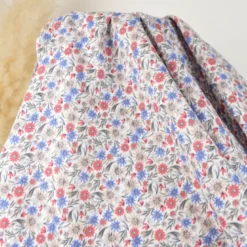 Tissu double gaze de coton Samflo fleurs bleues sur fond blanc