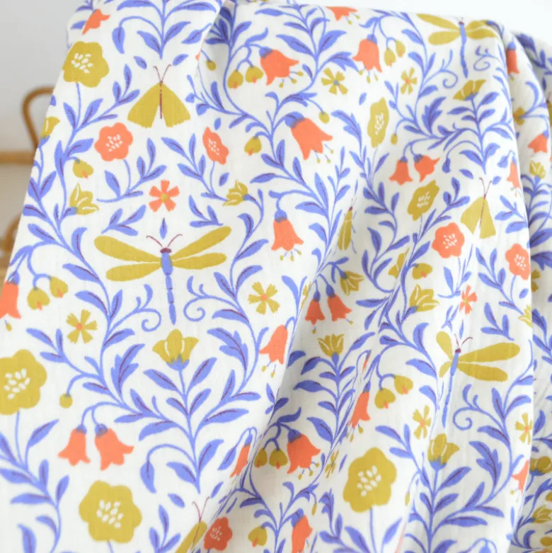 Tissu double gaze de coton Scarabée motif feuillage, papillons et scarabée