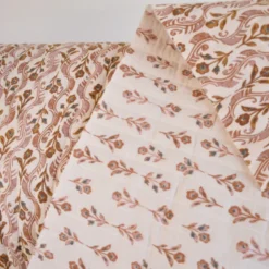 Tissu double gaze matelassé Kandla – Fleurs indiennes écru et vieux rose