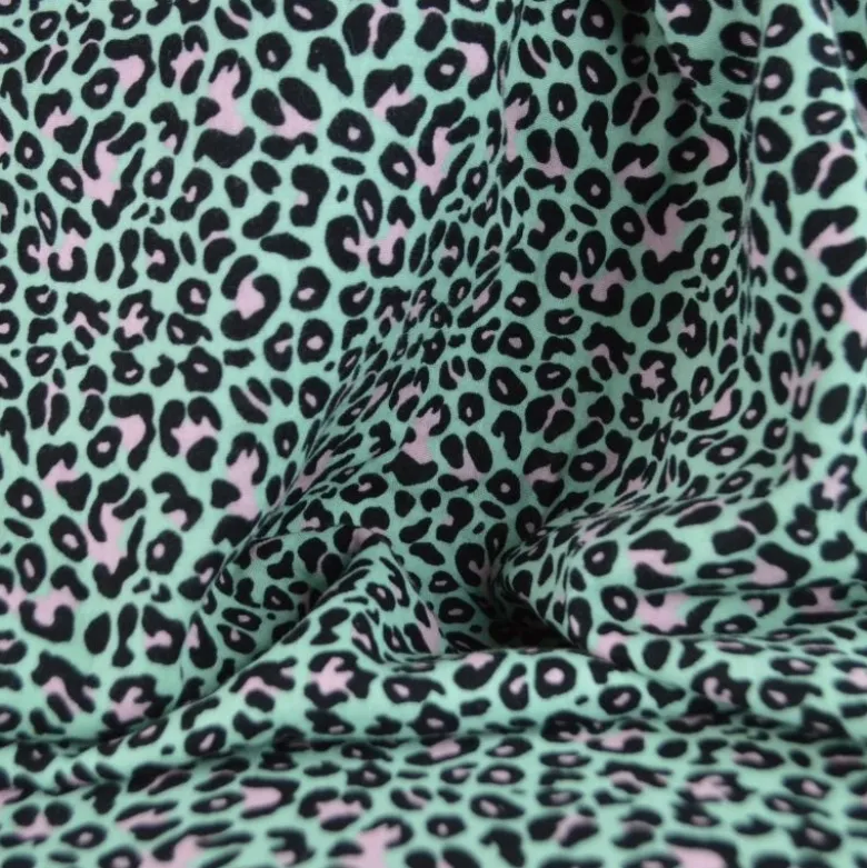 Tissu double gaze motif léopard rose fond vert - OEKO TEX