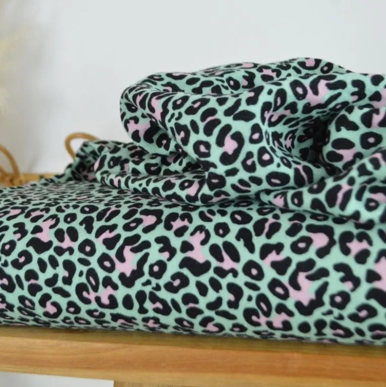 Tissu double gaze motif léopard rose fond vert - OEKO TEX