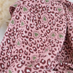 Tissu double gaze motif léopard et coeurs fond rose - OEKO TEX