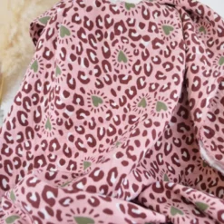 Tissu double gaze motif léopard et coeurs fond rose - OEKO TEX