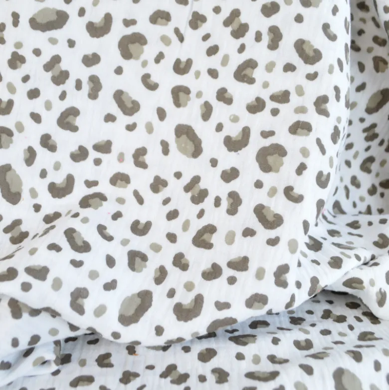 Tissu double gaze motif léopard taupe fond blanc cassé - OEKO TEX