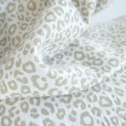 Tissu double gaze motif léopard beige fond blanc cassé - OEKO TEX