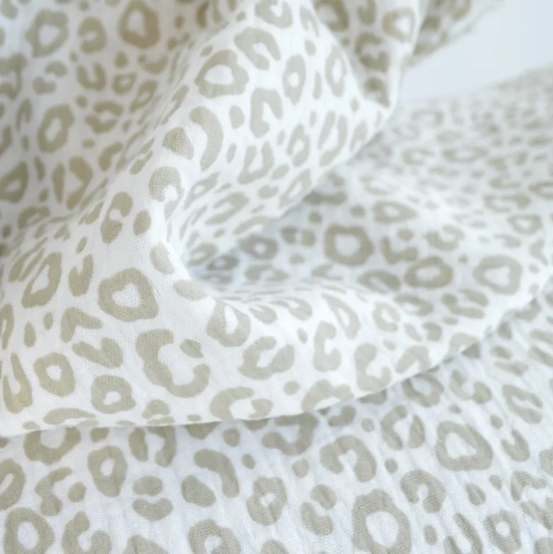 Tissu double gaze motif léopard beige fond blanc cassé - OEKO TEX