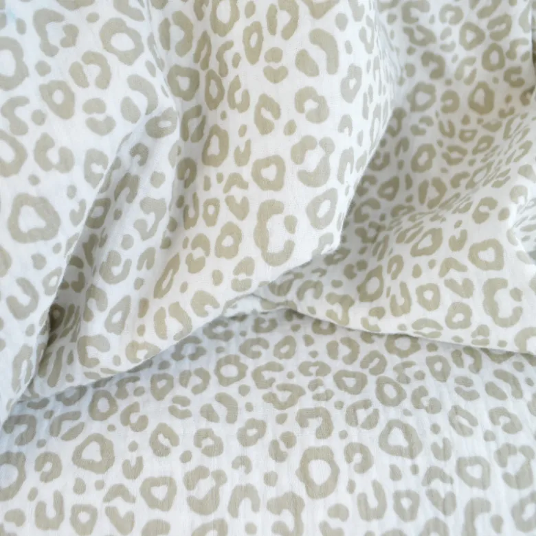 Tissu double gaze motif léopard beige fond blanc cassé - OEKO TEX