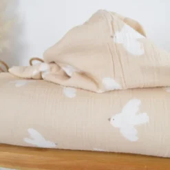 Tissu double gaze motif oiseaux blancs fond beige - OEKO TEX