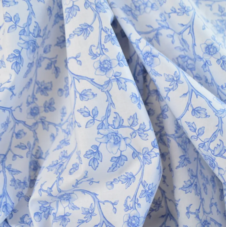 Tissu Elisabeth en coton motif fleurs bleues fond blanc - OEKO TEX