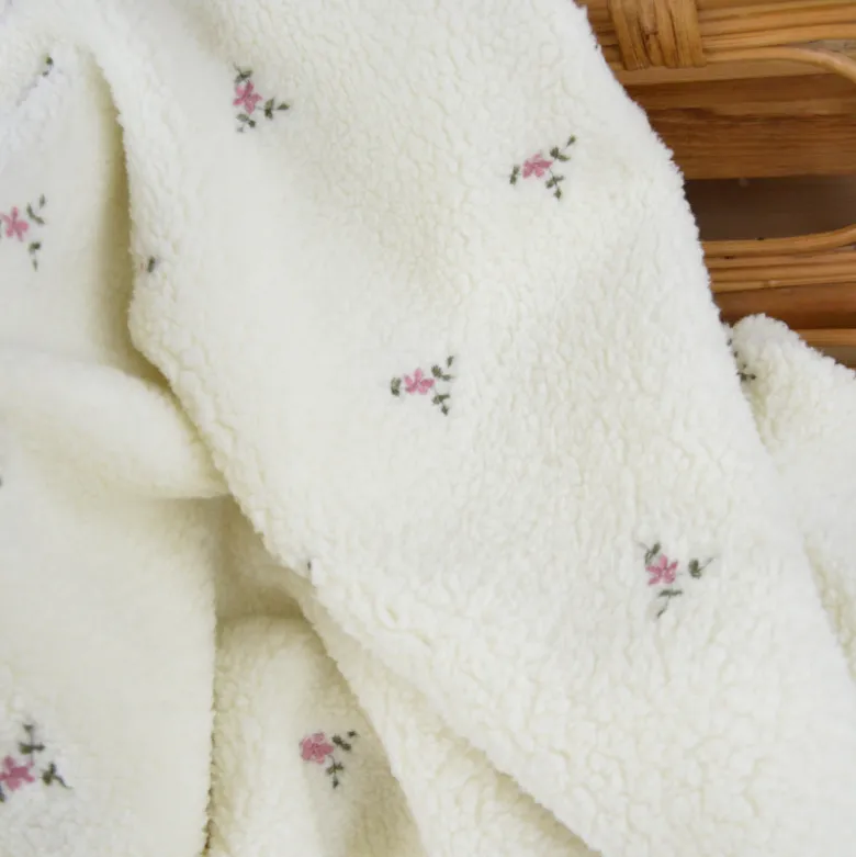 Tissu Fausse Fourrure Sherpa Manon brodée fleurs roses fond écru - OEKO TEX
