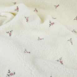 Tissu Fausse Fourrure Sherpa Manon brodée fleurs roses fond écru - OEKO TEX