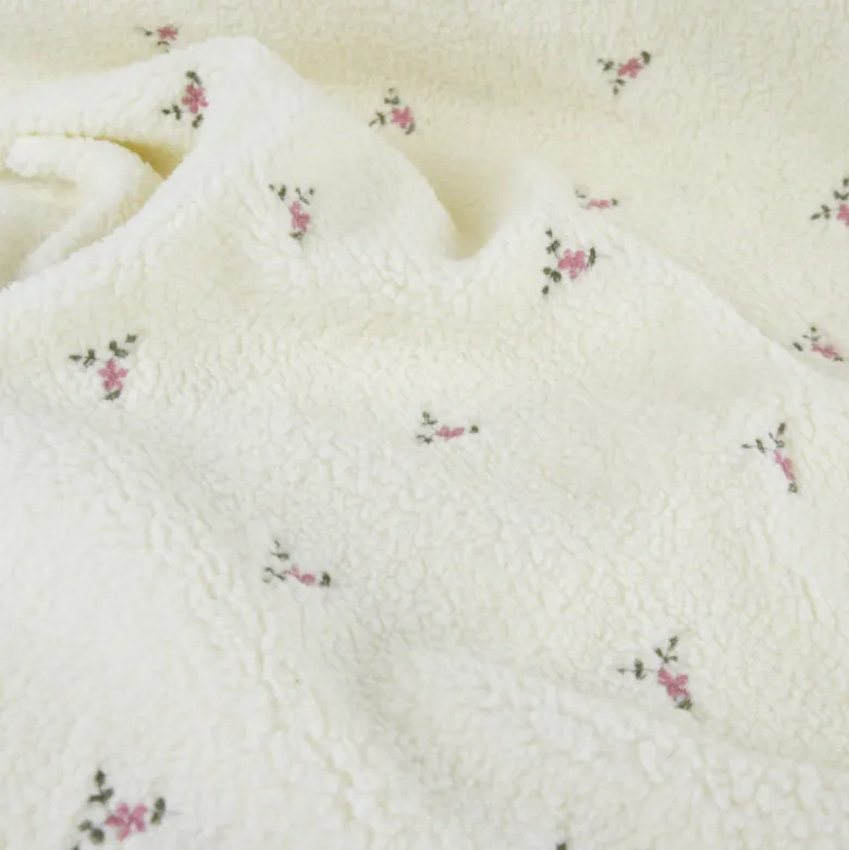 Tissu Fausse Fourrure Sherpa Manon brodée fleurs roses fond écru - OEKO TEX