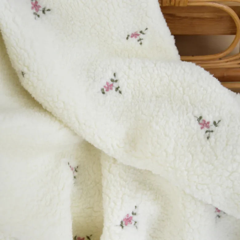 Tissu Fausse Fourrure Sherpa Manon brodée fleurs roses fond écru - OEKO TEX