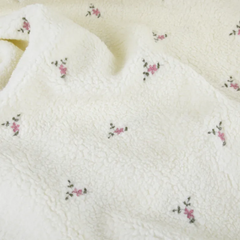 Tissu Fausse Fourrure Sherpa Manon brodée fleurs roses fond écru - OEKO TEX