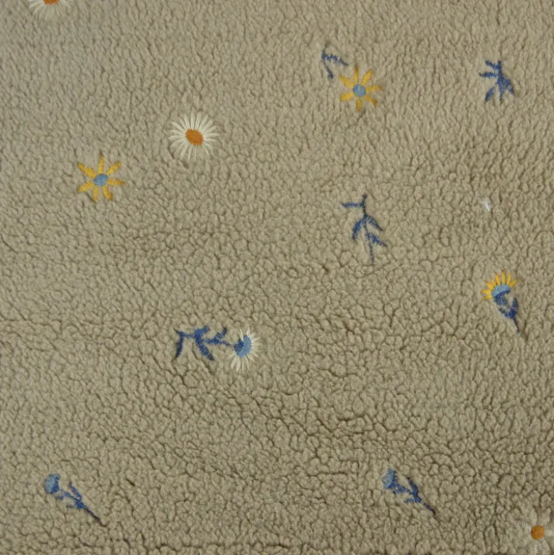 Tissu Fausse Fourrure Sherpa Odette brodée fleurs fond taupe - OEKO TEX