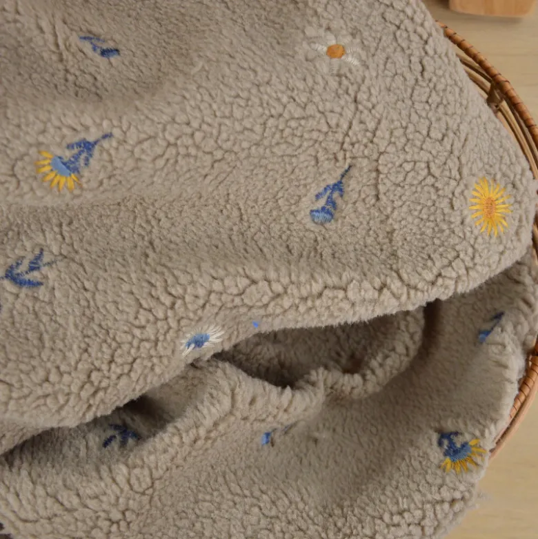 Tissu Fausse Fourrure Sherpa Odette brodée fleurs fond taupe - OEKO TEX
