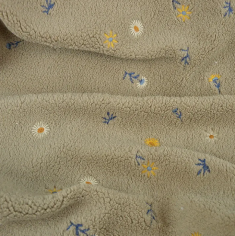Tissu Fausse Fourrure Sherpa Odette brodée fleurs fond taupe - OEKO TEX