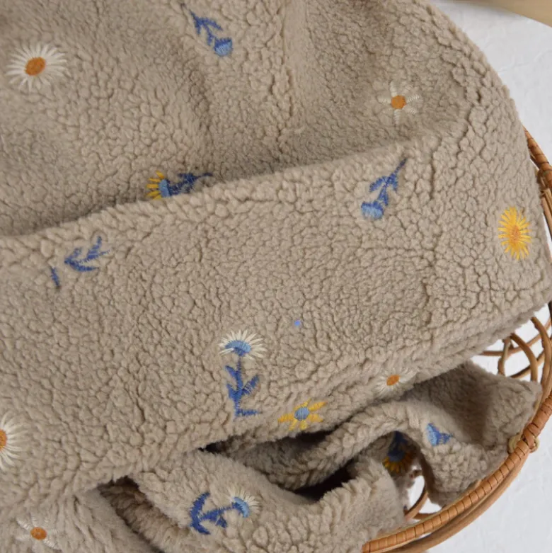 Tissu Fausse Fourrure Sherpa Odette brodée fleurs fond taupe - OEKO TEX