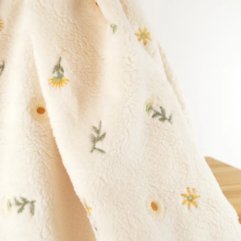 Tissu Fausse Fourrure Sherpa Odette brodée fleurs - OEKO TEX