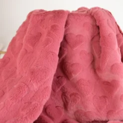 Tissu fausse fourrure structurée motif coeurs - Rose corail