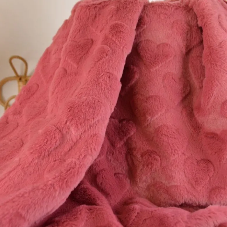 Tissu fausse fourrure structurée motif coeurs - Rose corail
