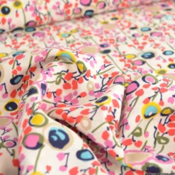 Tissu fluide fleuri fond blanc cassé