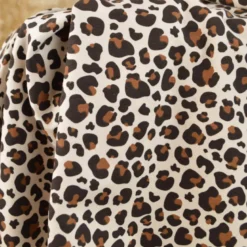 Tissu French Terry coton – Motif léopard caramel fond écru