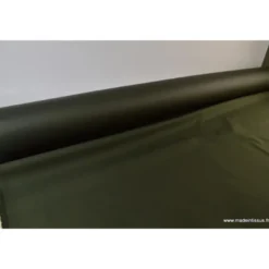 Tissu Gabardine enduite étanche kaki foncé.