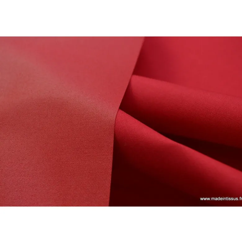 Tissu Gabardine enduite étanche rouge.