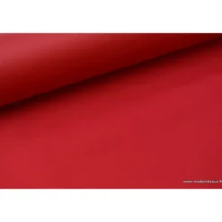 Tissu Gabardine enduite étanche rouge.