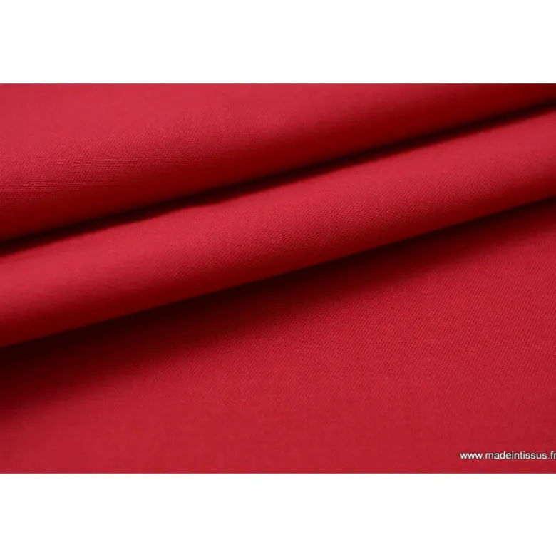 Tissu Gabardine enduite étanche rouge.