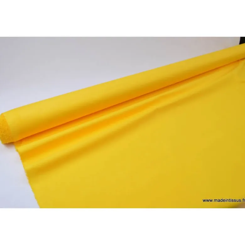 Tissu Gabardine enduite étanche jaune.