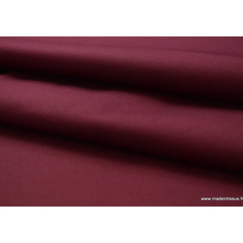 Tissu Gabardine enduite étanche bordeaux.