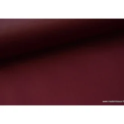 Tissu Gabardine enduite étanche bordeaux.