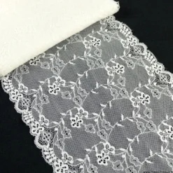 Tissu Galon dentelle crème élasthanne