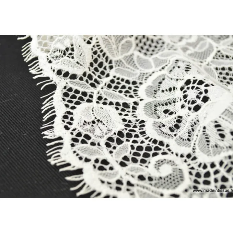 Tissu Galon dentelle ivoire .