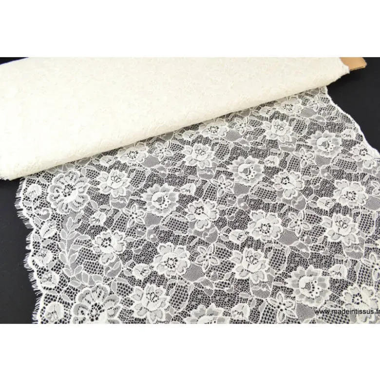 Tissu Galon dentelle ivoire .