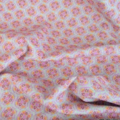 Tissu gaufré en coton motifs floraux graphique roses