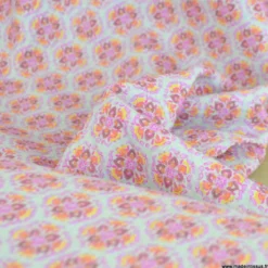 Tissu gaufré en coton motifs floraux graphique roses