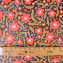 Tissu imperméable Beyoncé type ciré de pluie motif fleurs rouges fond cacao