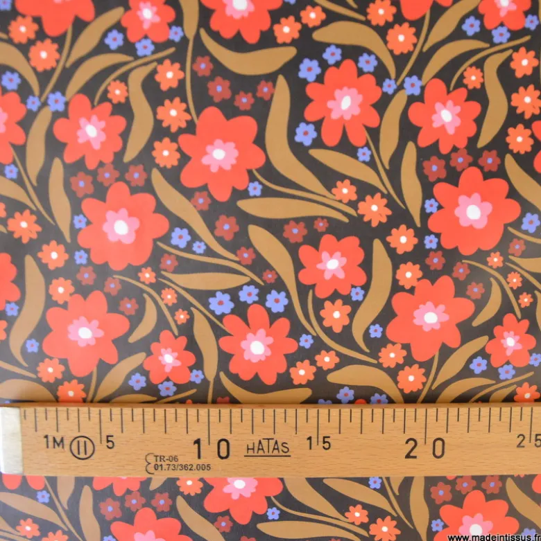 Tissu imperméable Beyoncé type ciré de pluie motif fleurs rouges fond cacao