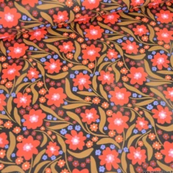 Tissu imperméable Beyoncé type ciré de pluie motif fleurs rouges fond cacao