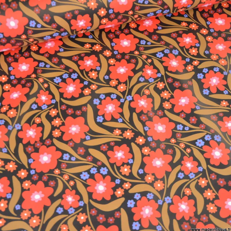 Tissu imperméable Beyoncé type ciré de pluie motif fleurs rouges fond cacao