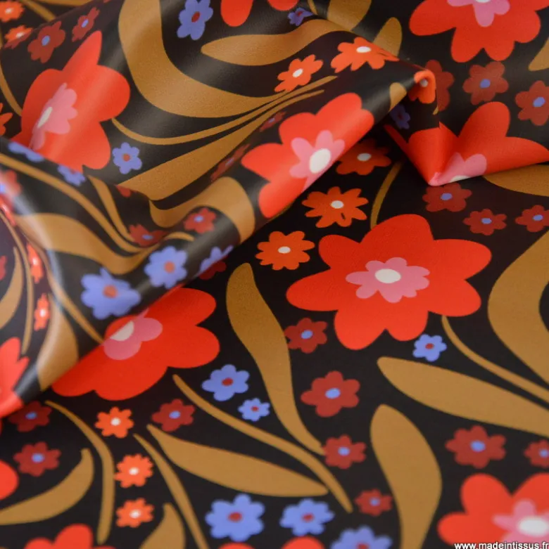 Tissu imperméable Beyoncé type ciré de pluie motif fleurs rouges fond cacao