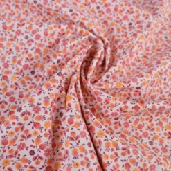 Tissu imperméable Caseille type ciré de pluie motif fleurs fond rose
