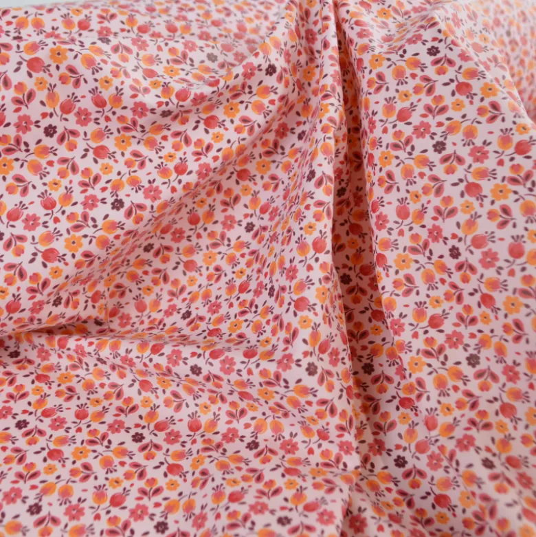 Tissu imperméable Caseille type ciré de pluie motif fleurs fond rose