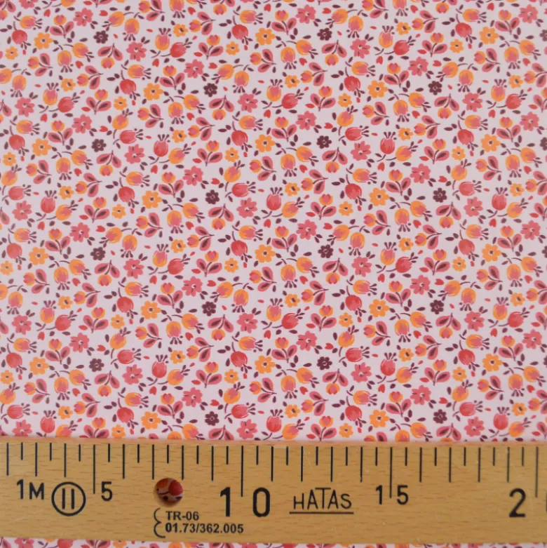 Tissu imperméable Caseille type ciré de pluie motif fleurs fond rose